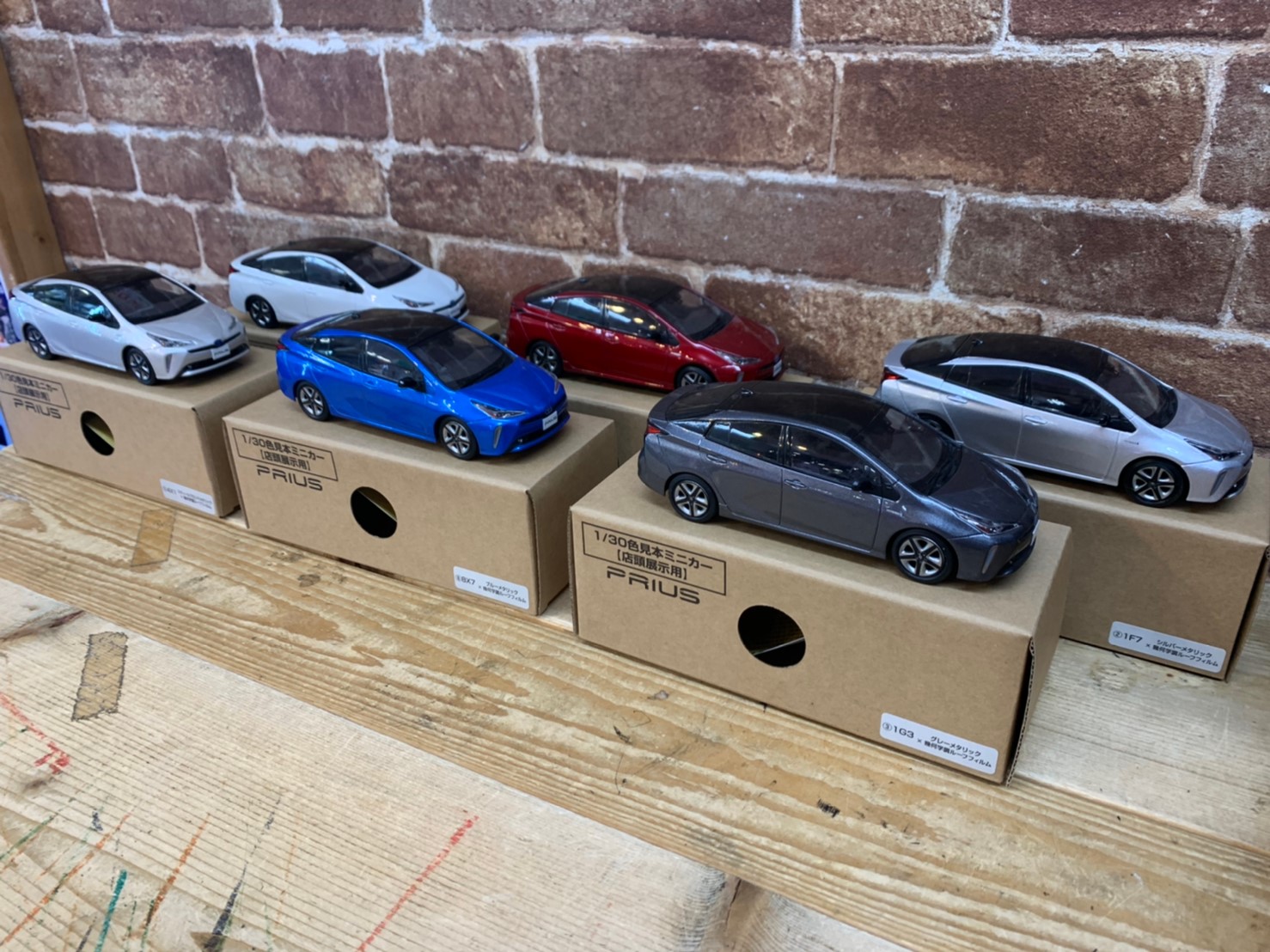 ☆こんなの買い取りました♪《カラーサンプルミニカー 新型プリウス6台 