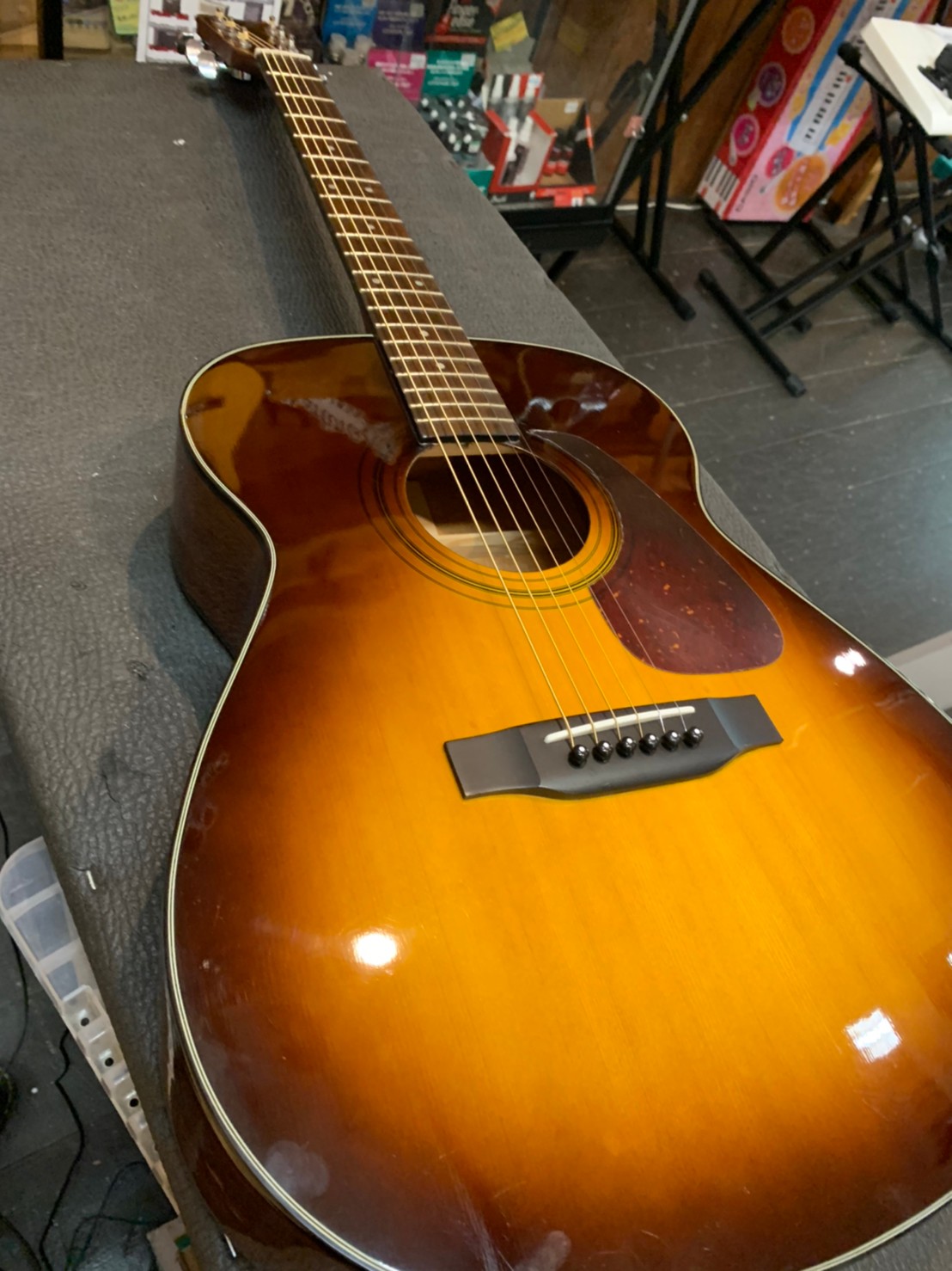 Morris MF-256TS アコースティックギターです。